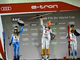 Petra Vlhová, Marta Bassinová a Mikaela Shiffrinová na stupňoch víťazov v Aare v obrovskom slalome.