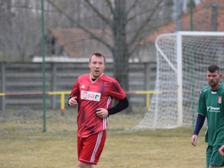V prvom jarnom kole prehralo Zemné (v zelenom Attila Kučera) doma s Komjaticami gólom z 85. minúty 0:1..
