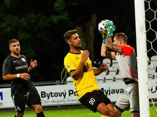 Na jeseň prehrala Galanta na Myjave 1:0 gólom z poslednej minúty. Brankár FC Slovan Krisztián Németh a Martin Mečiar (v čiernom), ktorý prišiel do Galanty v lete z prvoligovej Serede. 