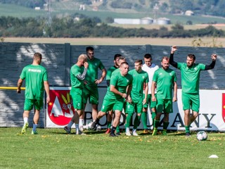 Futbalisti FC Veľký Kýr pripravili lídrovi z Podhájskej vôbec prvú prehru v súťaži. 
