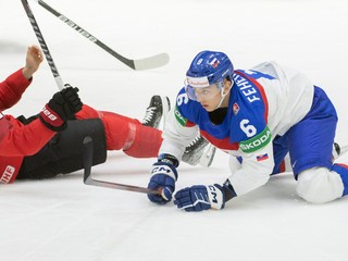 Martin Feherváry v súboji so švajčiarskym útočníkom Philippom Kurashevom.