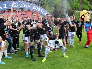 Víťaz II. ligy, mužstvo FK Železiarne Podbrezová.