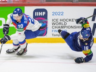 Juraj Slafkovský v súboji s talianskym hráčom Enricom Miglioranzim. 