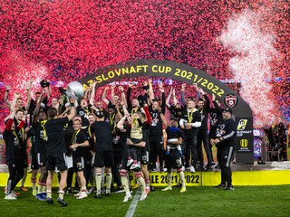 Radosť hráčov FC Spartak Trnava s trofejou Slovnaft Cup 2021/2022.