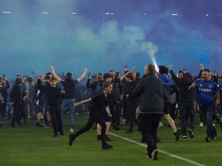 Fanúšikovia Evertonu vybehli na ihrisko.