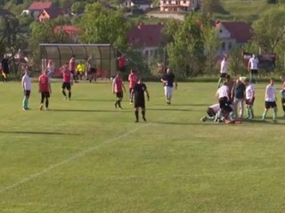 Dráma na futbale. Osemnásťročný hráč odpadol, život mu zachránili súperi