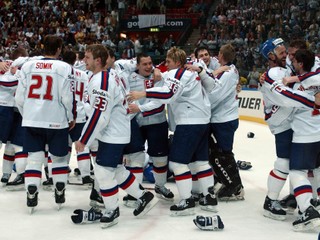 Radosť slovenských hokejistov po triumfe vo finále na MS v hokeji 2002.