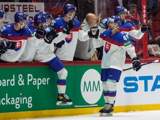 Samuel Takáč oslavuje so striedačkou tretí gól.