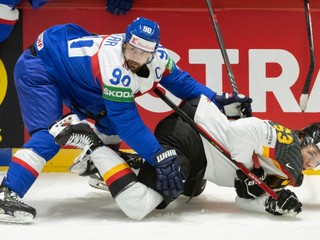 Tomáš Tatar a Moritz Seider v zápase Slovensko - Nemecko na MS v hokeji 2022.