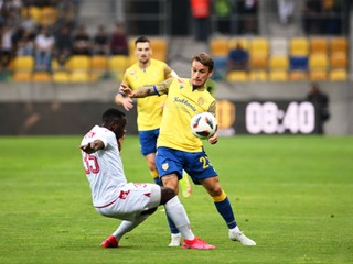 Súboj Thibauta Verlindena a Reubena Yema v zápase DAC - Trenčín.
