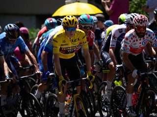 Cyklistický pelotón počas Tour de France.