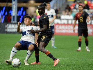 William Akio v súboji o loptu.