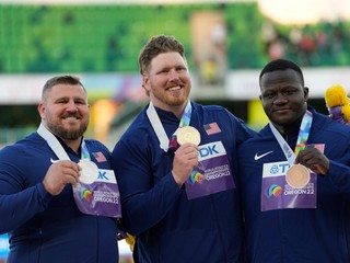 Trojica medailistov vo vrhu guľov - šampión Ryan Crouser z USA a jeho krajania Joe Kovacs (vľavo) a  Josh Awotunde,