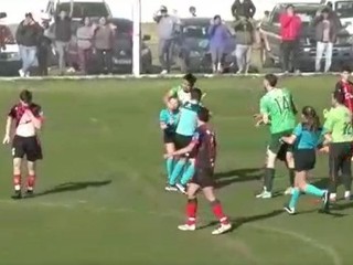 Hráč udrel rozhodkyňu do zátylku a na zemi do nej kopol.