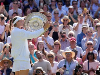 Jelena Rybakinová po triumfe na Wimbledone 2022.