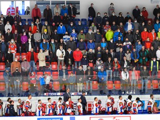 Diváci počas slovenskej hymny, dole striedačka MHk 32 Liptovský Mikuláš.
