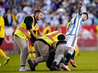 Ochranka spacifikovala diváka, ktorý chcel podpis od Lionela Messiho.