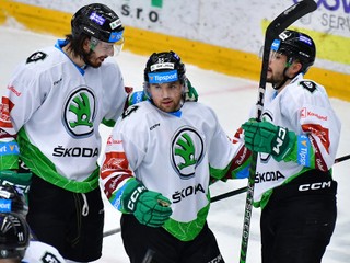 Hokejisti BK Mladá Boleslav sa tešia po strelenom góle.
