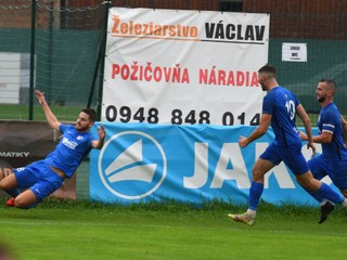 Radosť futbalistov Beluše. Tešiť sa môžu na Trenčín.