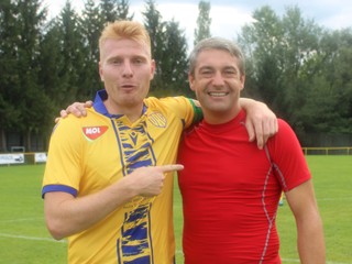 Zsolt Kalmár (vľavo), ktorý amatérskeho brankára Vladimíra Číža (vpravo) označil za muža zápasu.