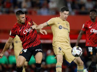 Martin Valjent a Robert Lewandowski v zápase RCD Mallorca - FC Barcelona.