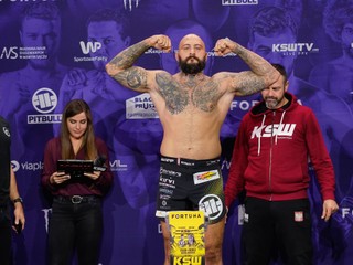 Michal Martínek na vážení pred turnajom KSW 75.