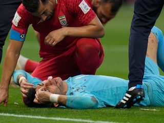 Brankár Iránu Alireza Beiranvand sa zranil v úvode zápasu s Anglickom.