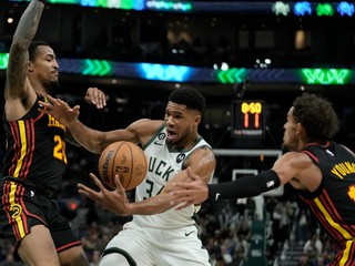 Momentka zo zápasu Milwaukee - Atlanta.