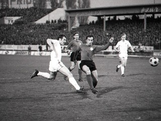 Ján Medviď strieľa gól v zápase Európskeho pohára majstrov Slovan Bratislava Panathinaikos Atény v roku 1970.