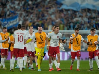Radosť poľských futbalistov z postupu do osemfinále.