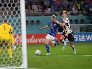 Takuma Asano strieľa víťazný gól Japoncov proti Nemcom na MS 2022.