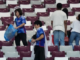 Japonskí fanúšikovia zbierajú po víťazstve nad Nemeckom na štadióne smetie.