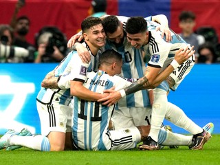 Futbalisti Argentíny sa tešia po strelenom góle vo finále Argentína - Francúzsko na MS vo futbale 2022. Zápas sledovalo na celom svete vyše 1,4 miliardy divákov.