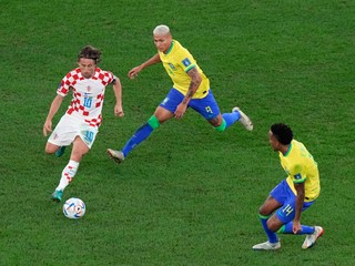 Luka Modrič v zápase s Brazíliou.