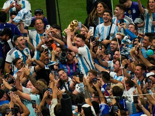 Lionel Messi a hráči Argentíny oslavujú zisk titulu majstra sveta.