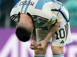 Messi sa predklonil a zaťal päste.