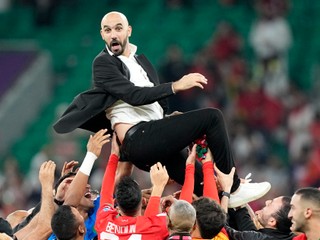 Tréner Maroka Walid Regragui nad hlavami svojich zverencov.