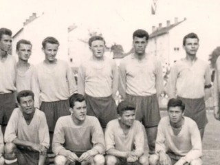 Pavol Daniš (horný rad druhý sprava) v dorasteneckom tíme Tatrana Prešov v roku 1959.

