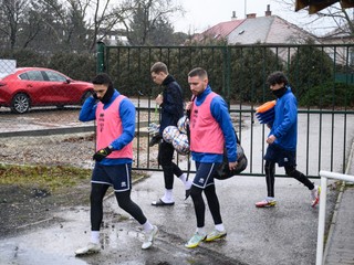 Hráči ViOnu Zlaté Moravce prichádzajú na prvý tréning zimnej prípravy.