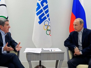 Ruský prezident Vladimir Putin (vľavo) a prezident MOV Thomas Bach na archívnej fotografii.