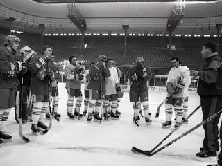 Prvý tréning slovenskej hokejovej reprezentácie vo februári 1993, vpravo tréner Július Šupler s asistentom Dušanom Žiškom.