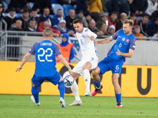 Stanislav Lobotka (vľavo), Smail Prevljak (v strede) a Norbert Gyömbér v zápase Slovensko - Bosna a Hercegovina v kvalifikácii EURO 2024.