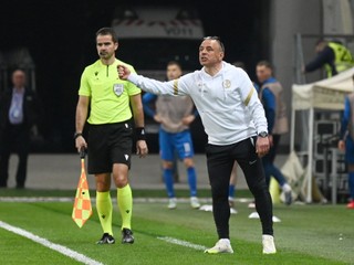 Tréner Francesco Calzona v zápase Slovensko - Luxembursko v kvalifikácii EURO 2024.