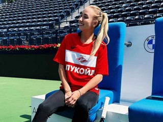 Ruská tenistka Anastasia Potapovová v drese Spartaka Moskva na tenisovom turnaji.