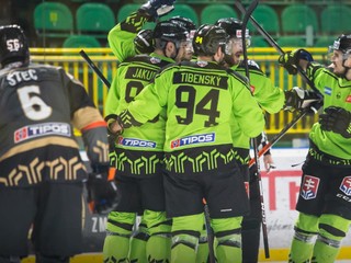 Hokejisti Vlci Žilina sa tešia po strelenom góle.