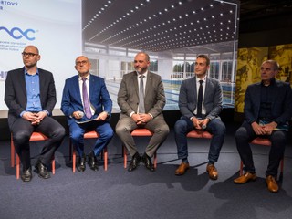 Zľava Ladislav Križan, Anton Siekel, Jaroslav Polaček, Štefan Ferencz a Ivan Šulek počas tlačovej konferencie. 