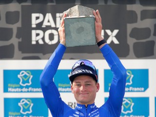 Mathieu Van der Poel s trofejou za víťazstvo na Paríž - Roubaix. 