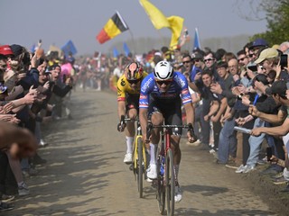 Mathieu Van Der Poel a Wout Van Aert na Paríž - Roubaix 2023. 