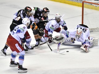 Momentka z finále minulého ročníka hokejovej extraligy medzi Košicami a Zvolenom.

