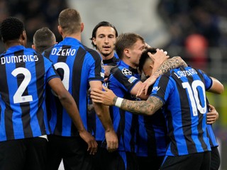 Futbalisti milánskeho Interu po úvodnom góle Nicola Barellu.
